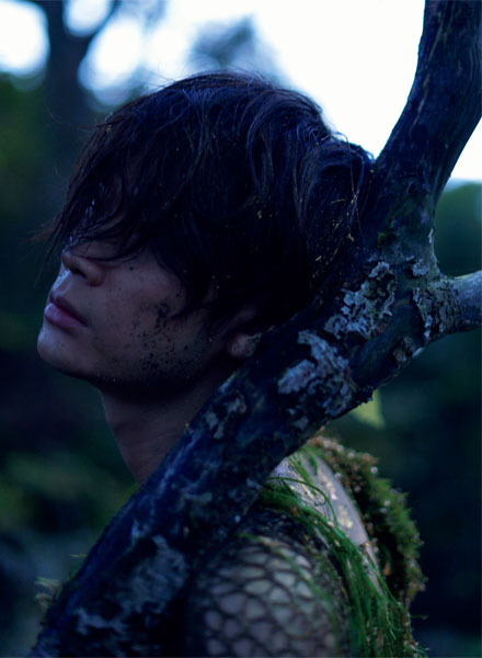 俳優・綾野剛が母なる大地と向き合う様をニコンD4で撮影した写真集「胎