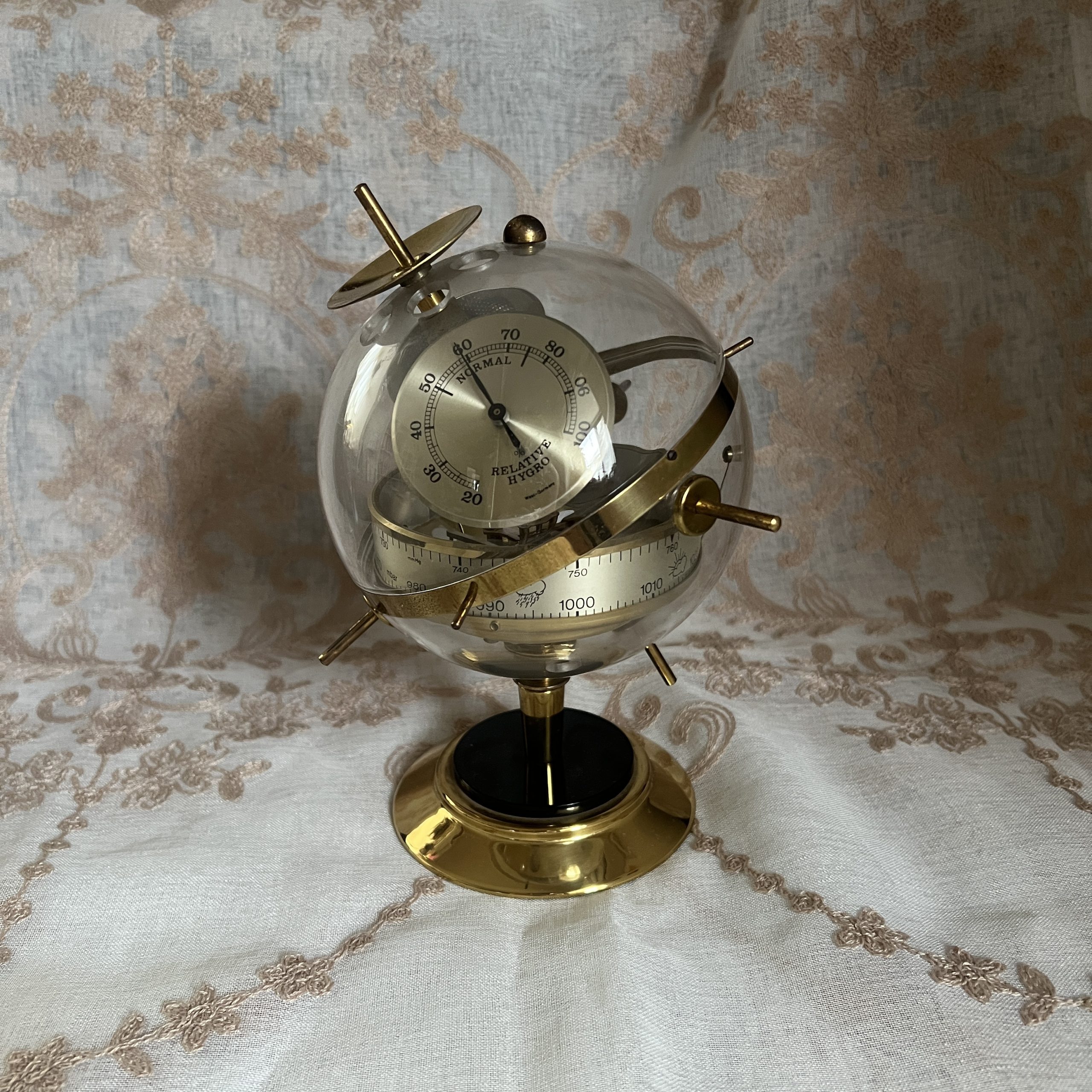 スプートニク・ウェザーステーション | 博物と古物の奇妙な雑貨店