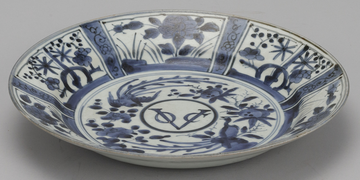 貨幣博物館 | 古伊万里染付VOC文字芙蓉手大皿（江戸時代・1680～1700