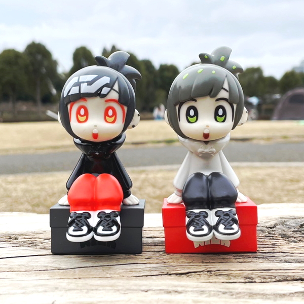 イラストレーター・magodesu氏の「KICKちゃん」がソフビになって座って