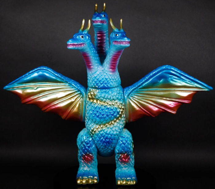 ブルマァクの「キングギドラ」が「ブルー」になって墓場の画廊を急襲