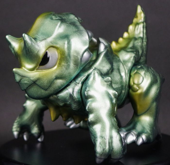 ユーキデイドリーマーの変形ソフビ「ダイノワン(偏光グリーン)」が墓場