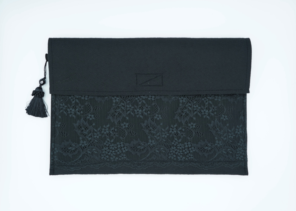 フェルトレースPCケース黒（Macbook air対応）タッセル付き | sourit