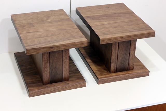 無垢材のスピーカースタンド