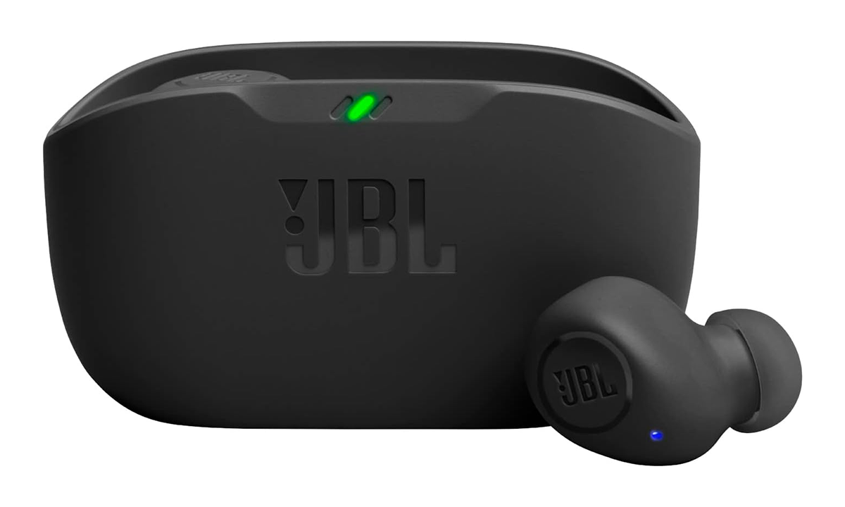 運動中でもサッと取り出せるフタなし充電ケース採用のJBL WAVE BUDSが