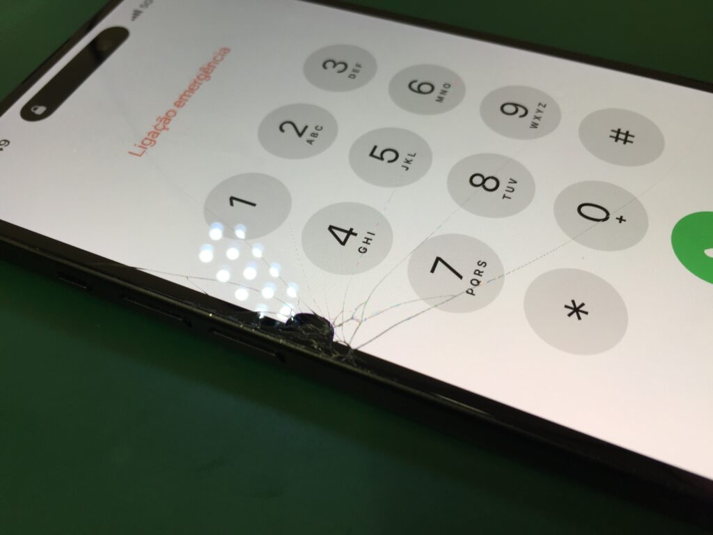 iPhone 15 画面交換 】画面の左側がひび割れて黒いシミも出ている状態