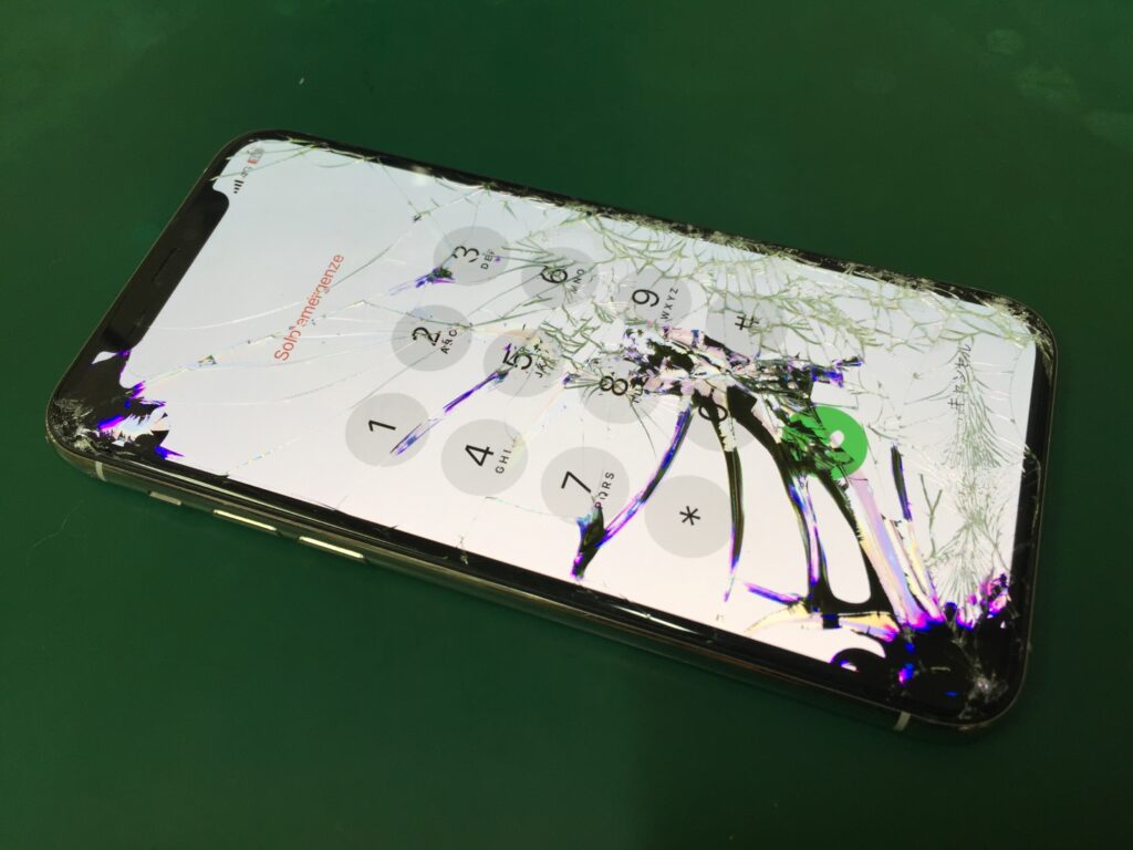 iPhone11PROの画面ガラス割れと液晶に黒いシミが広がっている状態の