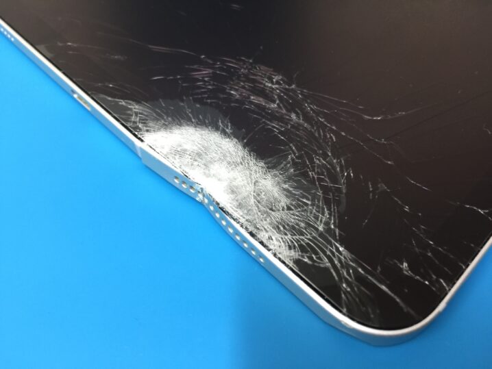 iPad Pro 11インチ を落としたら画面が割れてフレームも変形してしまっ