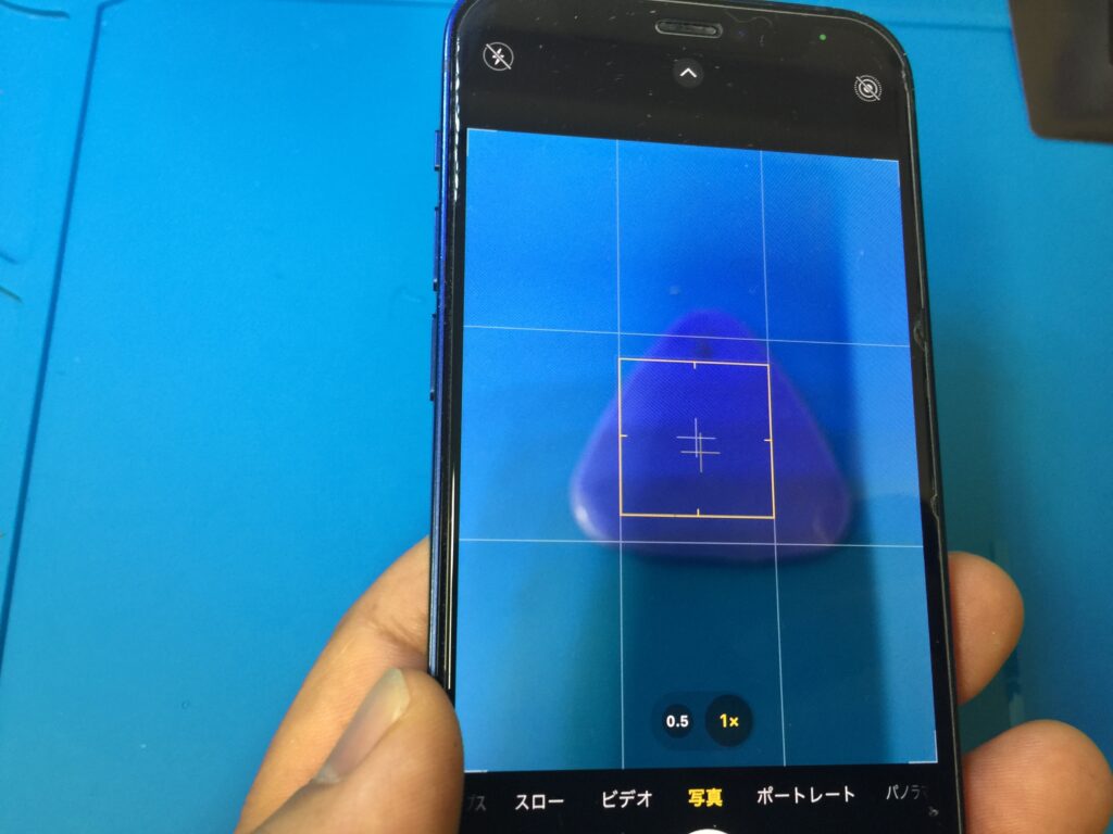 iPhone 12 mini のメインカメラを使用すると異音がしてピントが合わ