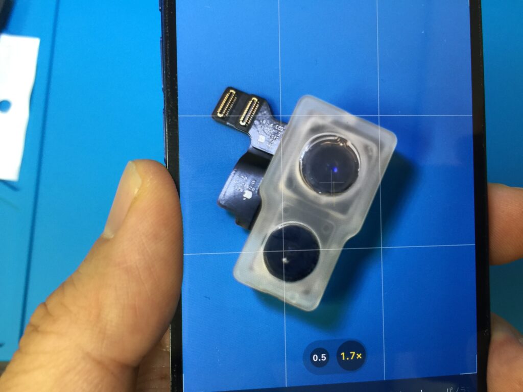 iPhone 12 mini のメインカメラを使用すると異音がしてピントが合わ