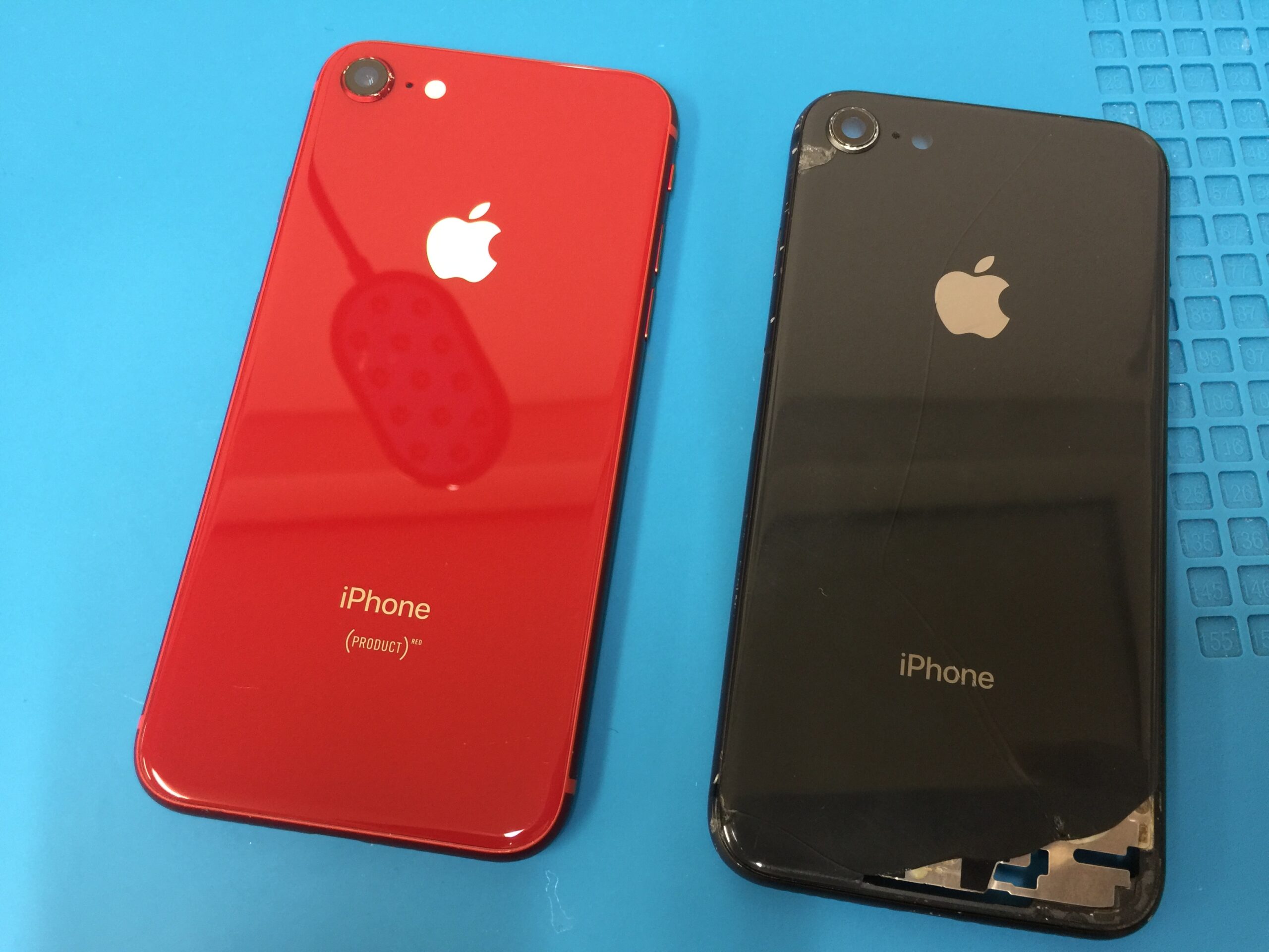 iPhone8の背面割れ修理でカラーをブラックからレッドに変更して交換
