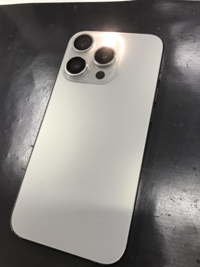 iPhone15Pro】背面のガラスがバキバキに割れてしまった…背面ガラス修理