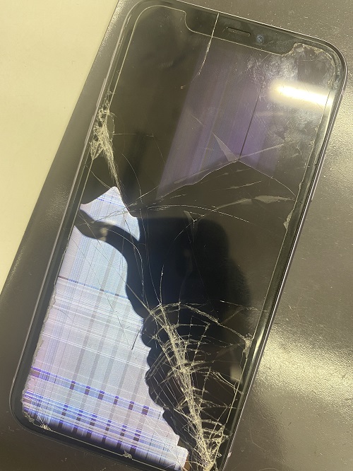 iPhone11の画面に広がる黒いシミ！？液晶の表示不良修理もお任せ