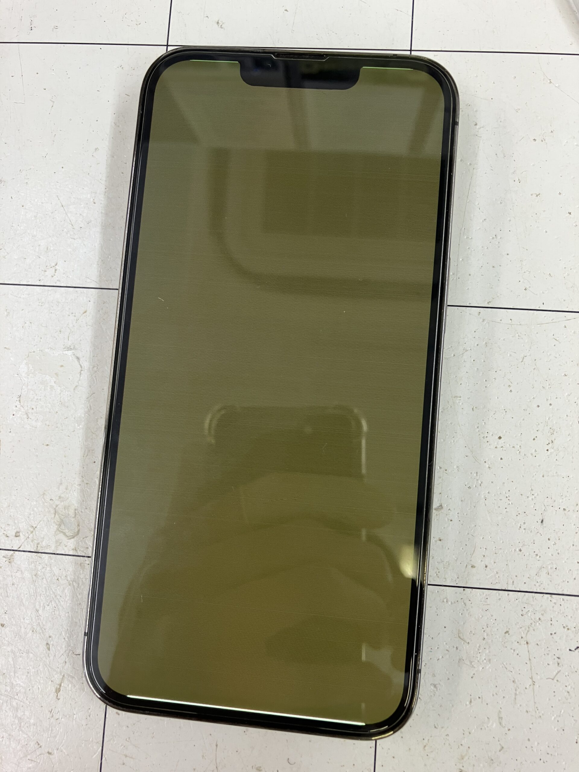 画面が緑色に・・・何もできないiPhone13 Proをデータそのまま修理