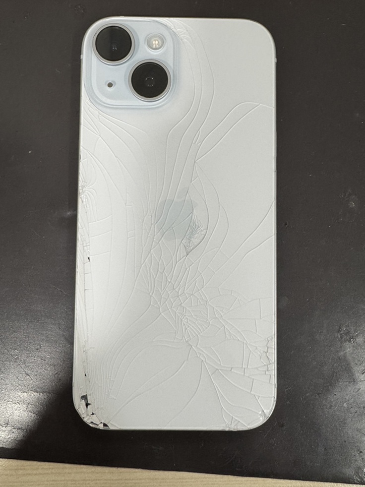 落として背面ガラスがバキバキに！？ ～iPhone15～ – iPhone修理広島