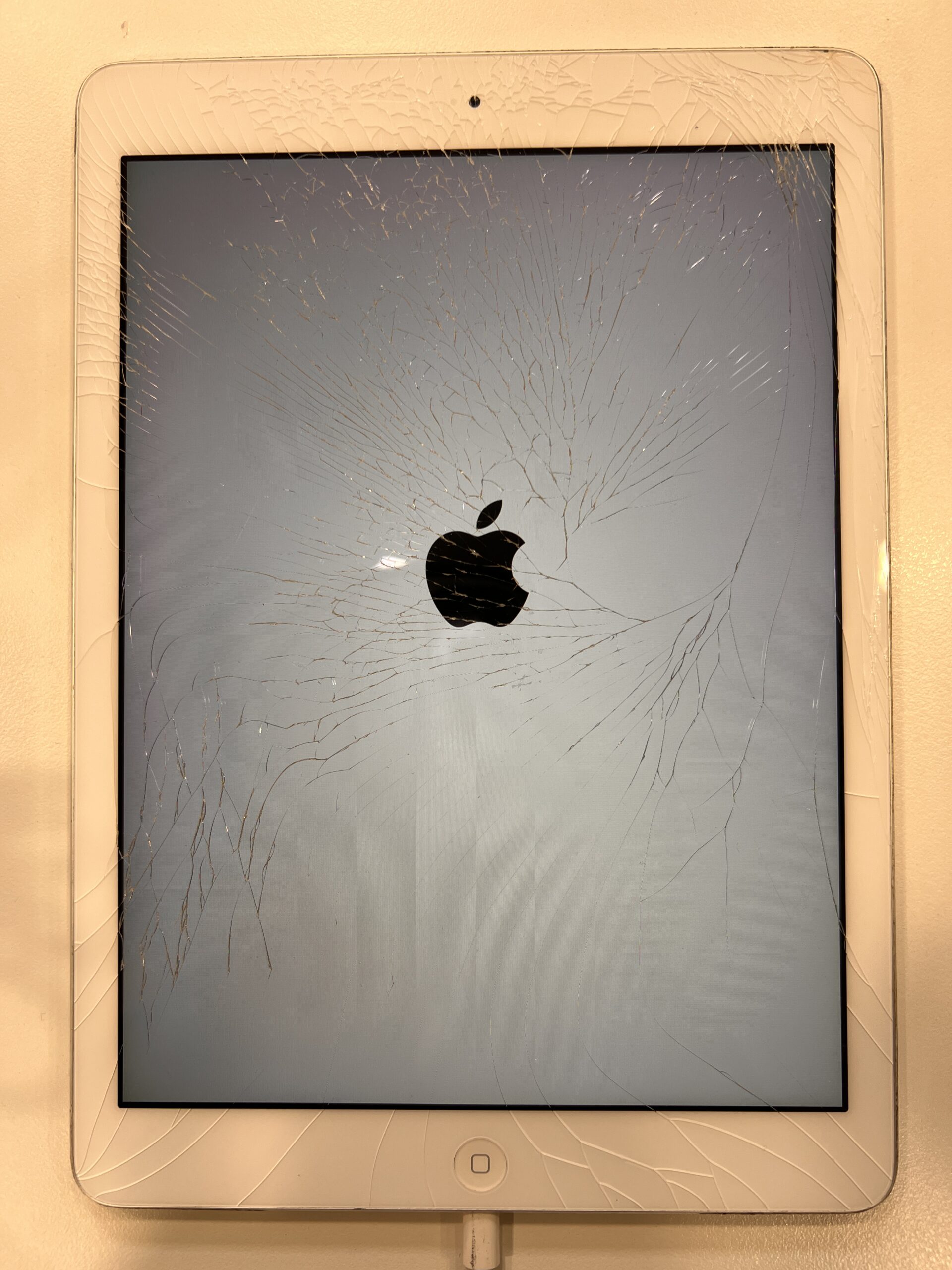 画面が粉々に割れて、細かなガラス片が刺さって危険！そんなiPad Airも