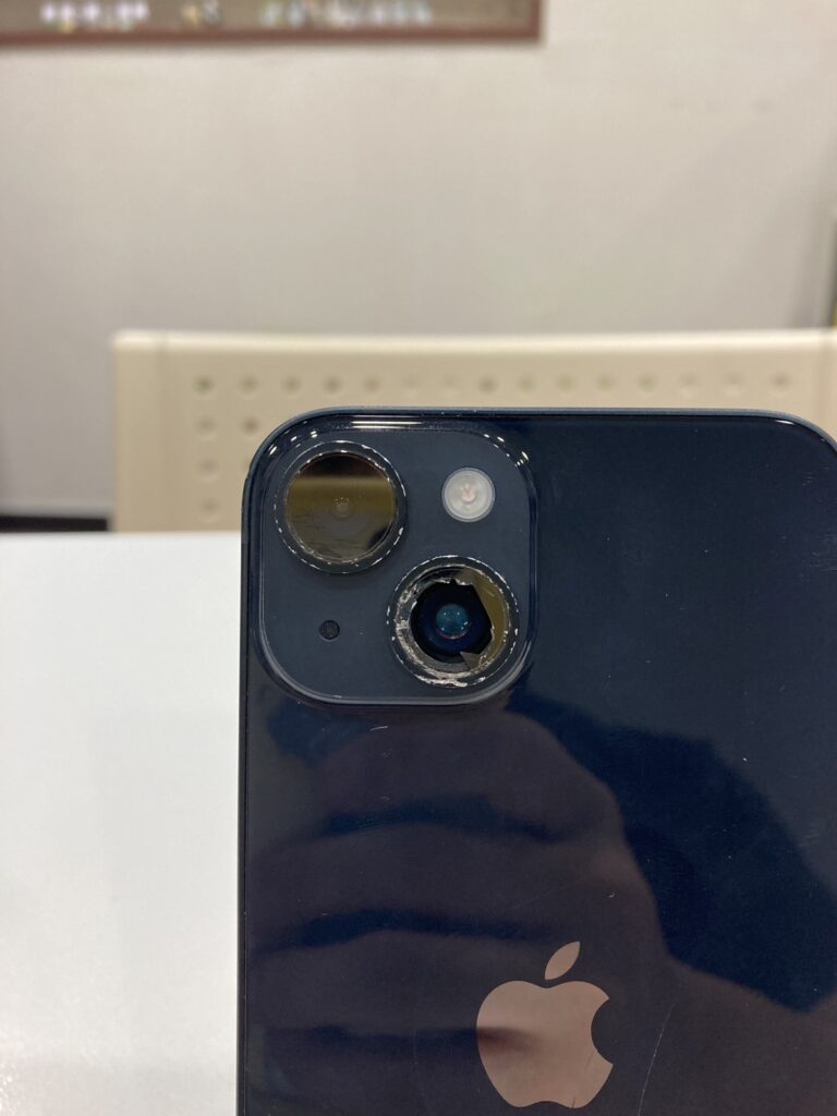 カメラレンズも背面ガラスもバキバキに割れたiPhone 14の修理、ス
