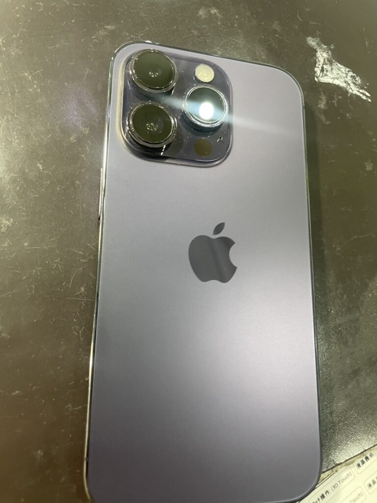 iPhone14proのカメラレンズ修理。割れたレンズだけを個別に修理いたし