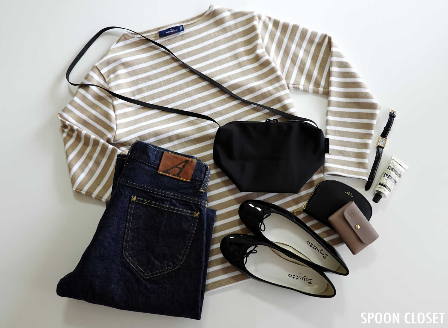 サイズ感と収納例。エルベシャプリエの2885N・ナイロン舟型ショルダー