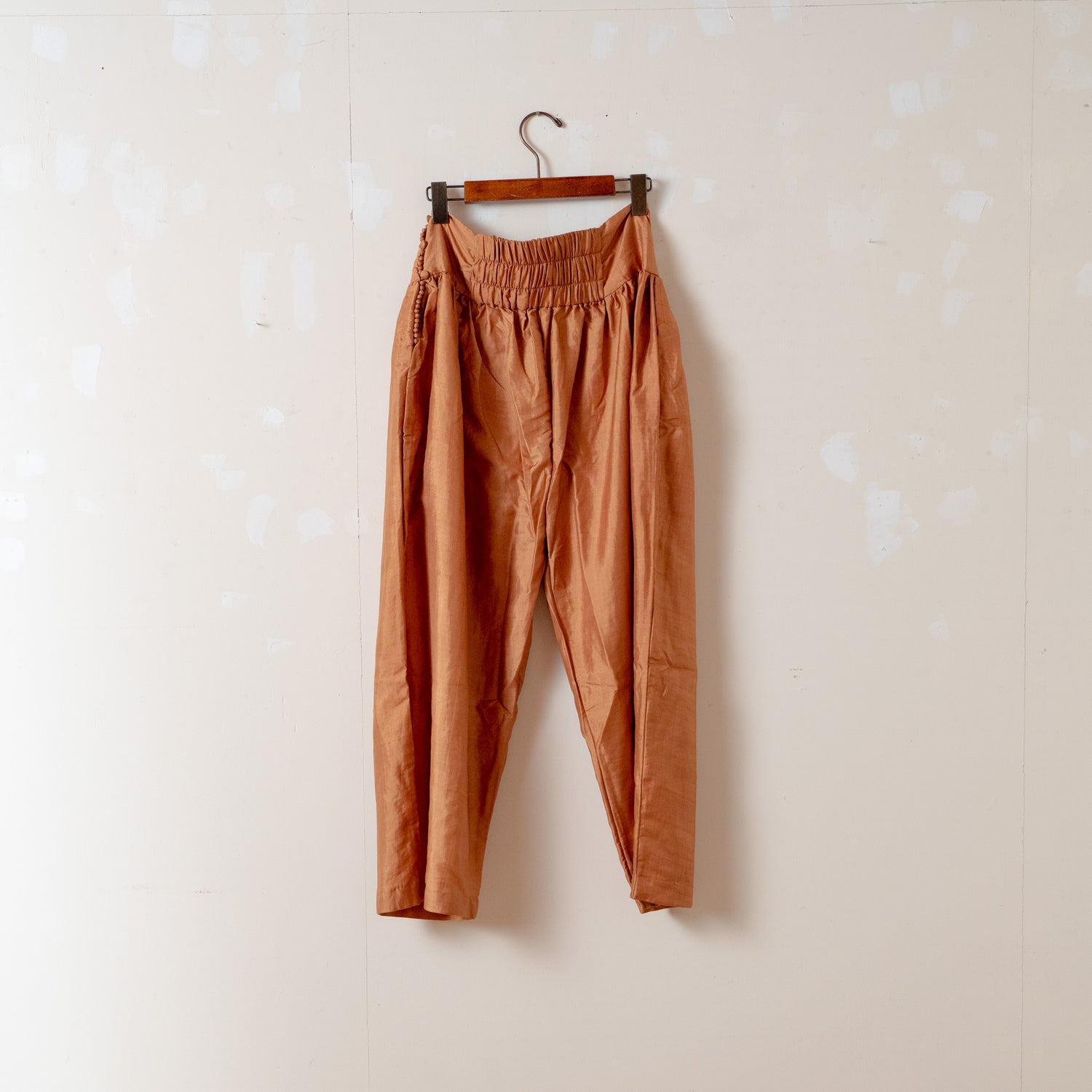 BUNON(ブノン) ワイドベルトタックパンツ – HEN.