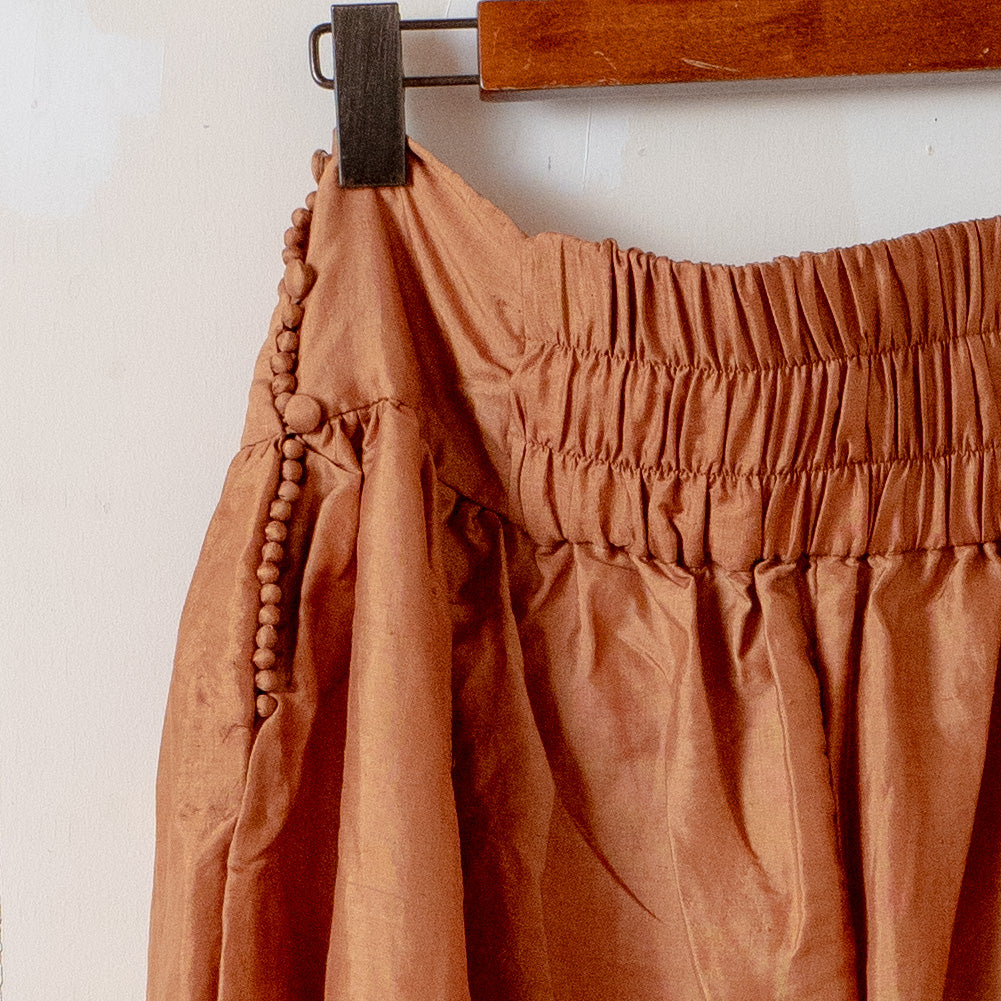 BUNON(ブノン) ワイドベルトタックパンツ – HEN.