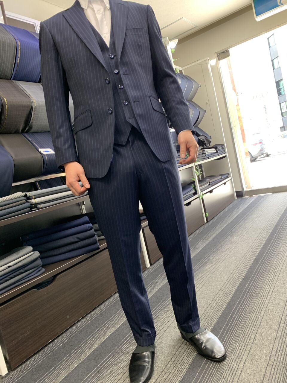 ネイビーブルー×ピンストライプ スリーピース-大阪谷町店スーツ