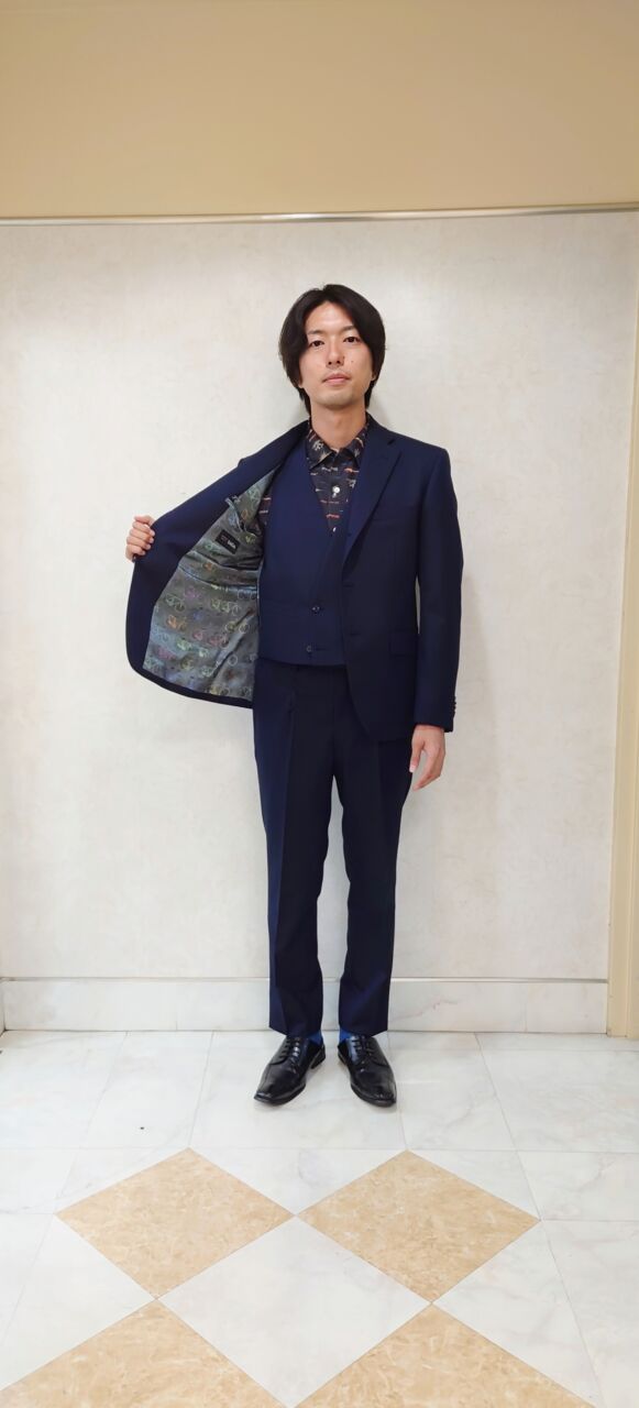 シンプルなネイビースーツでもお洒落な裏地で華やかアップ！-福岡天神