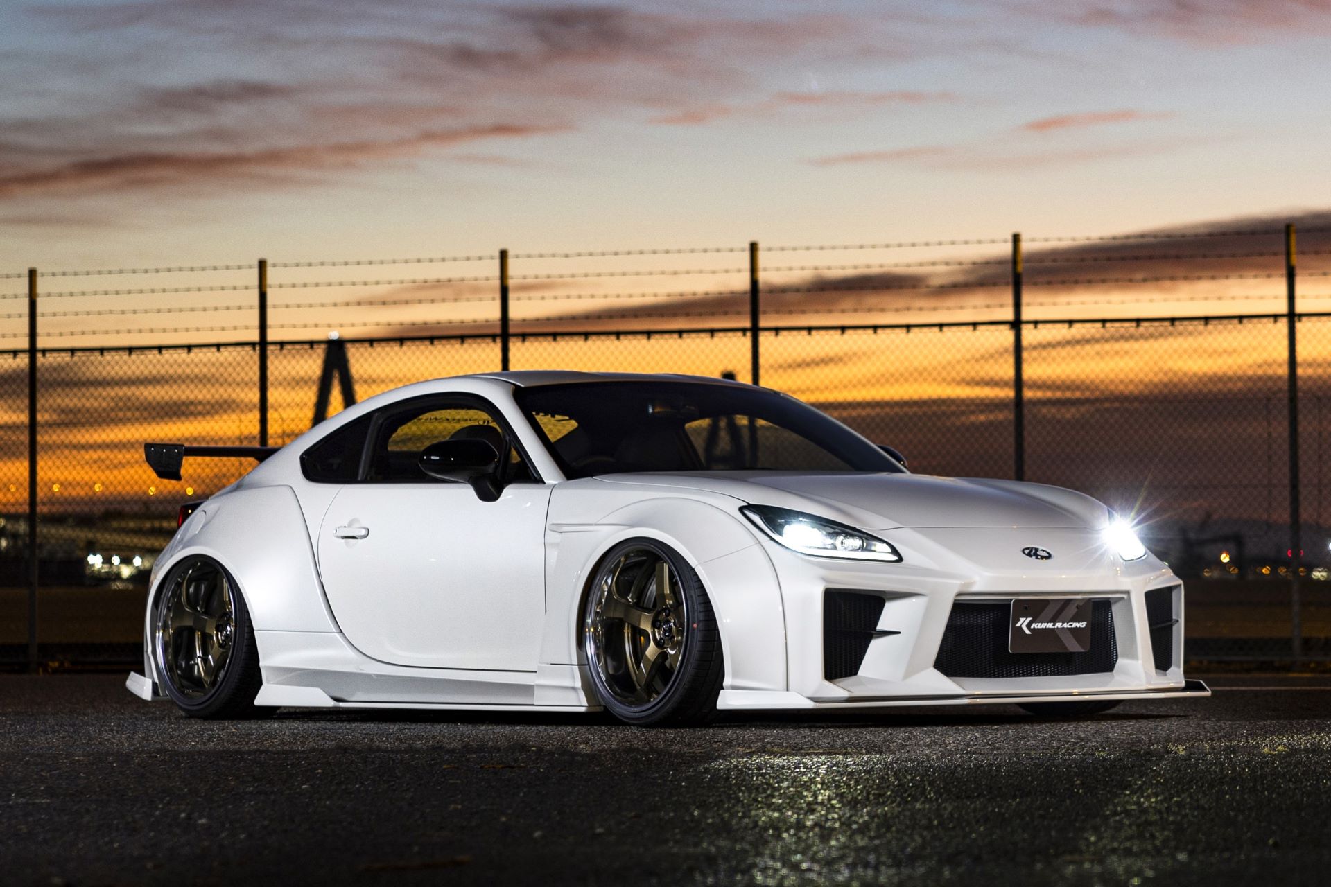 GR86＆BRZワイドボディエアロキット「KUHLRACING 03R-GTW」量産
