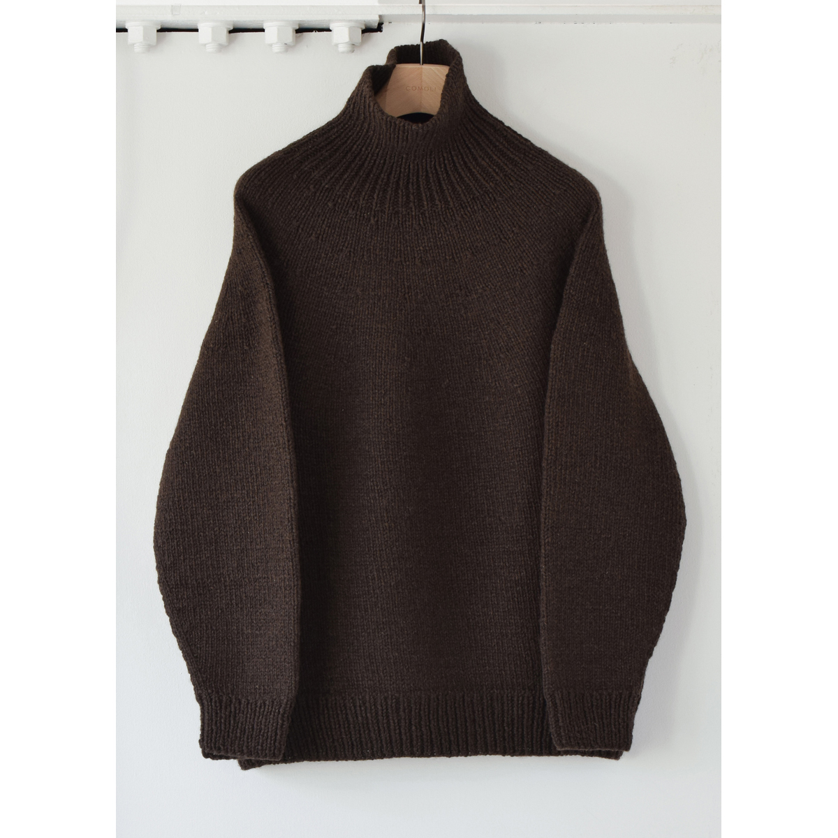 COMOLI / コモリ | ヤク和紙 ハンドタートルネックニット - Brown