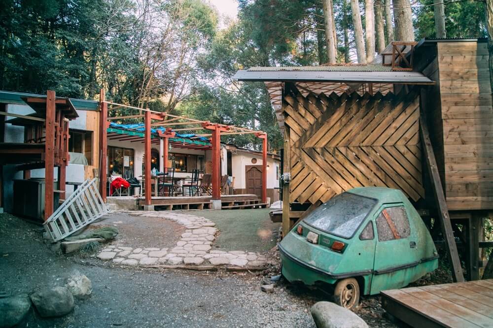 巨大スクリーンでアウトドアシアターを楽しむ！アートな雰囲気漂う中滝