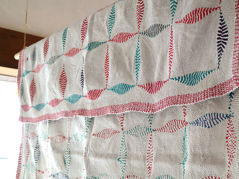 キリムスタイル / インド カンタ刺繍・パッチワーク/ラリーキルト 古布