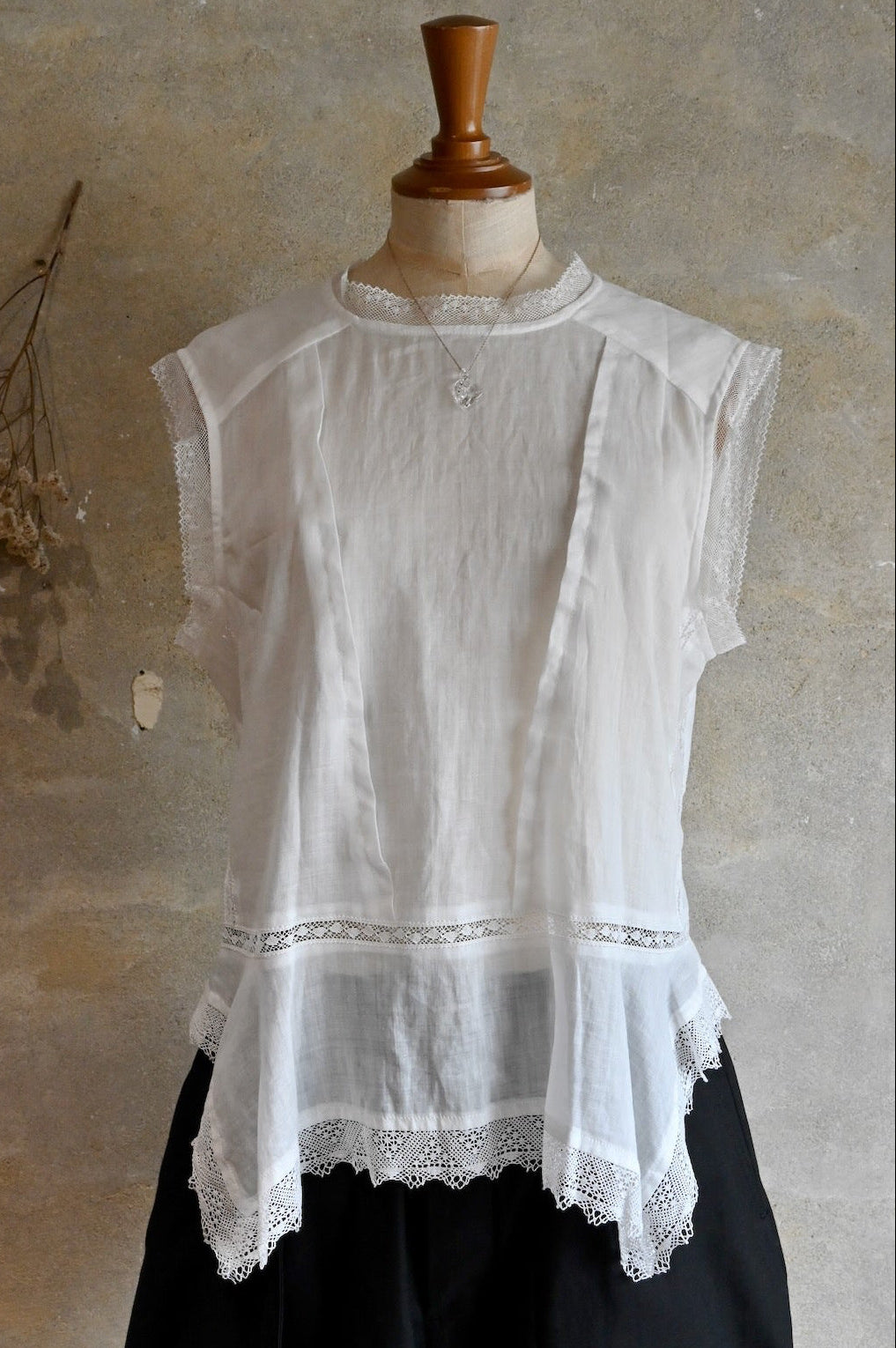 No.6 寂静 スリーブレスレースブラウス（white） – NATIVE VILLAGE