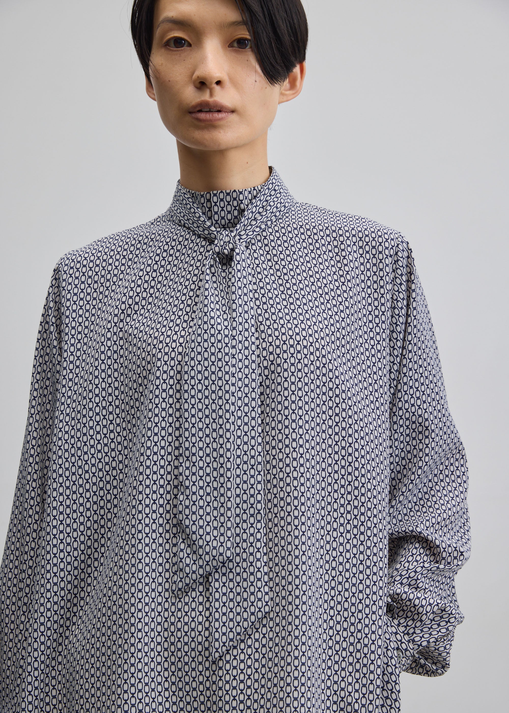 チェーン柄ボウタイブラウス - SOÉJU online store｜上質な大人の女性