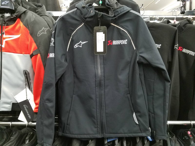 幻の「AKRAPOVIC×ALPINESTARSロゴ」が入ったコラボパーカー在庫