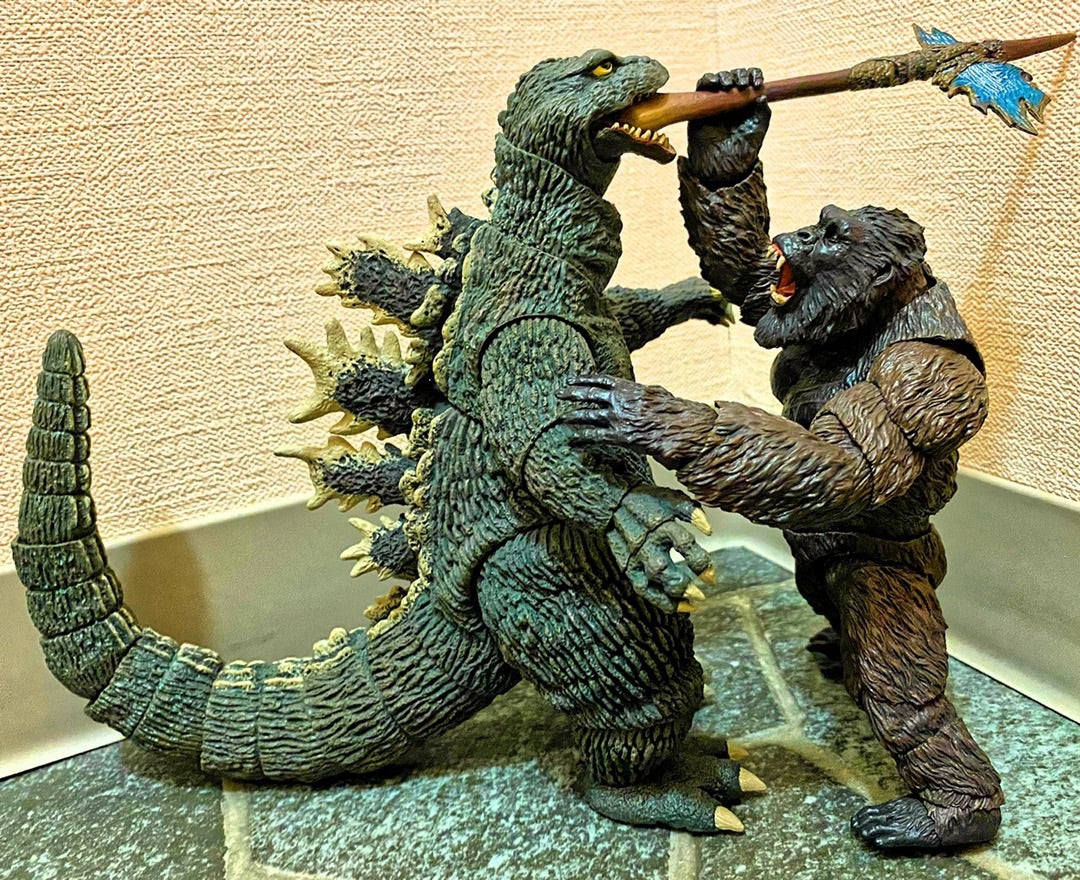 キングコング対ゴジラ」の名シーンへのオマージュをフィギュアで再現