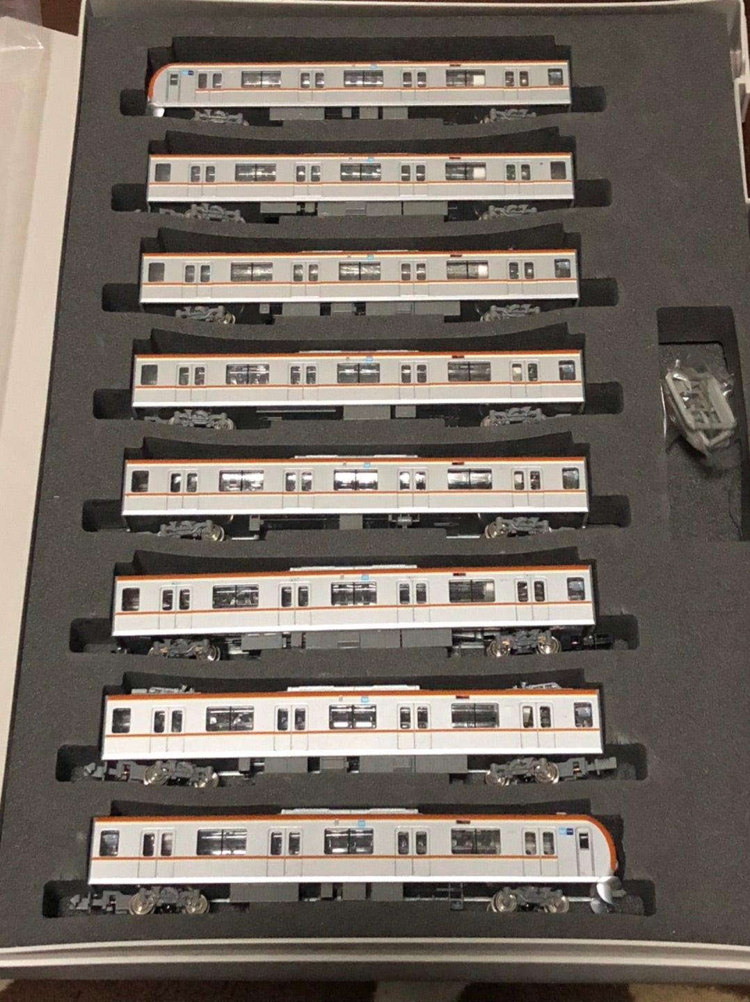 鉄道模型】東京メトロ10000系8両編成入線 | kiyoseの車両基地