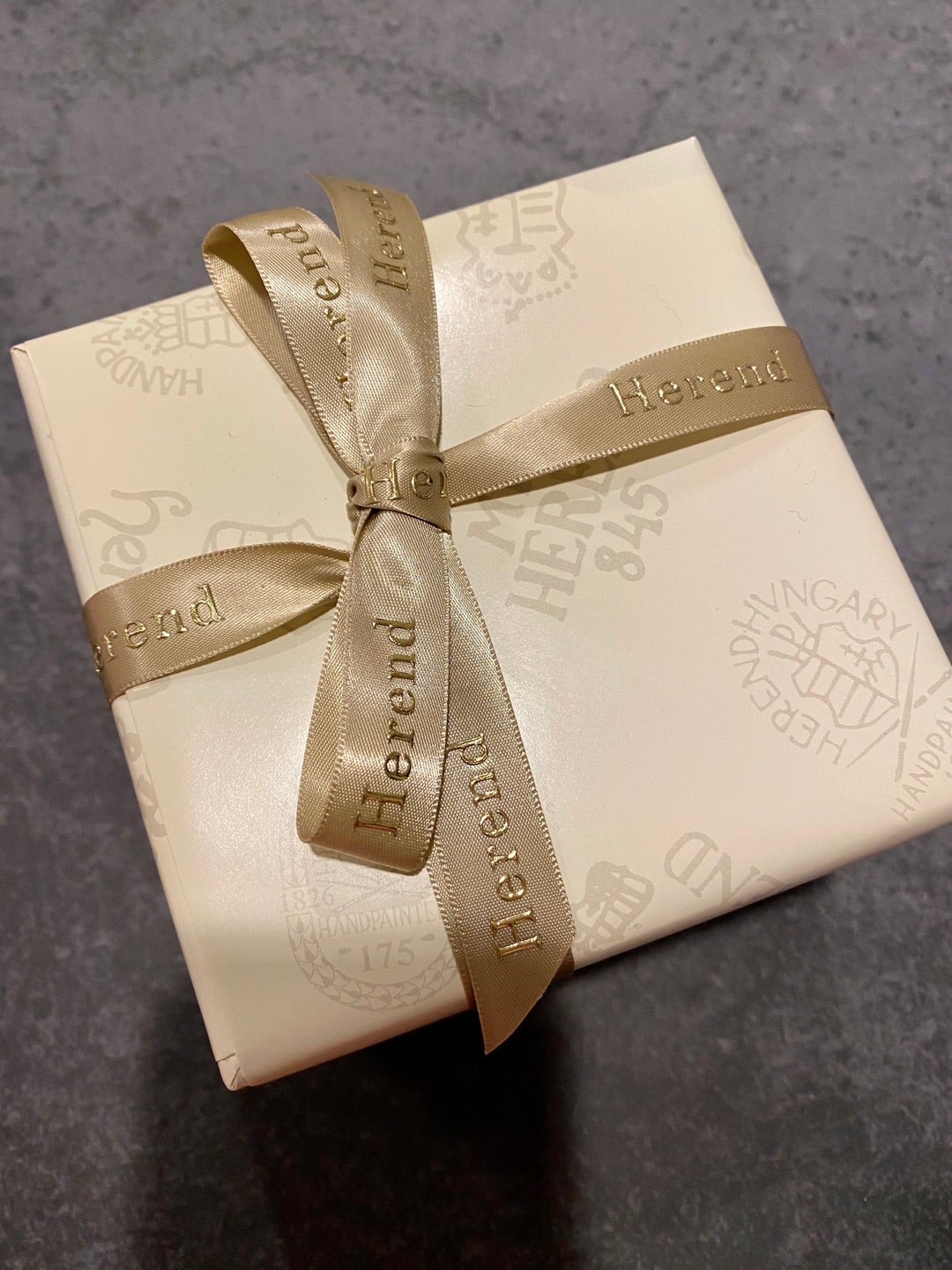 Herend のかわいいうさぎのボンボニエールと薔薇