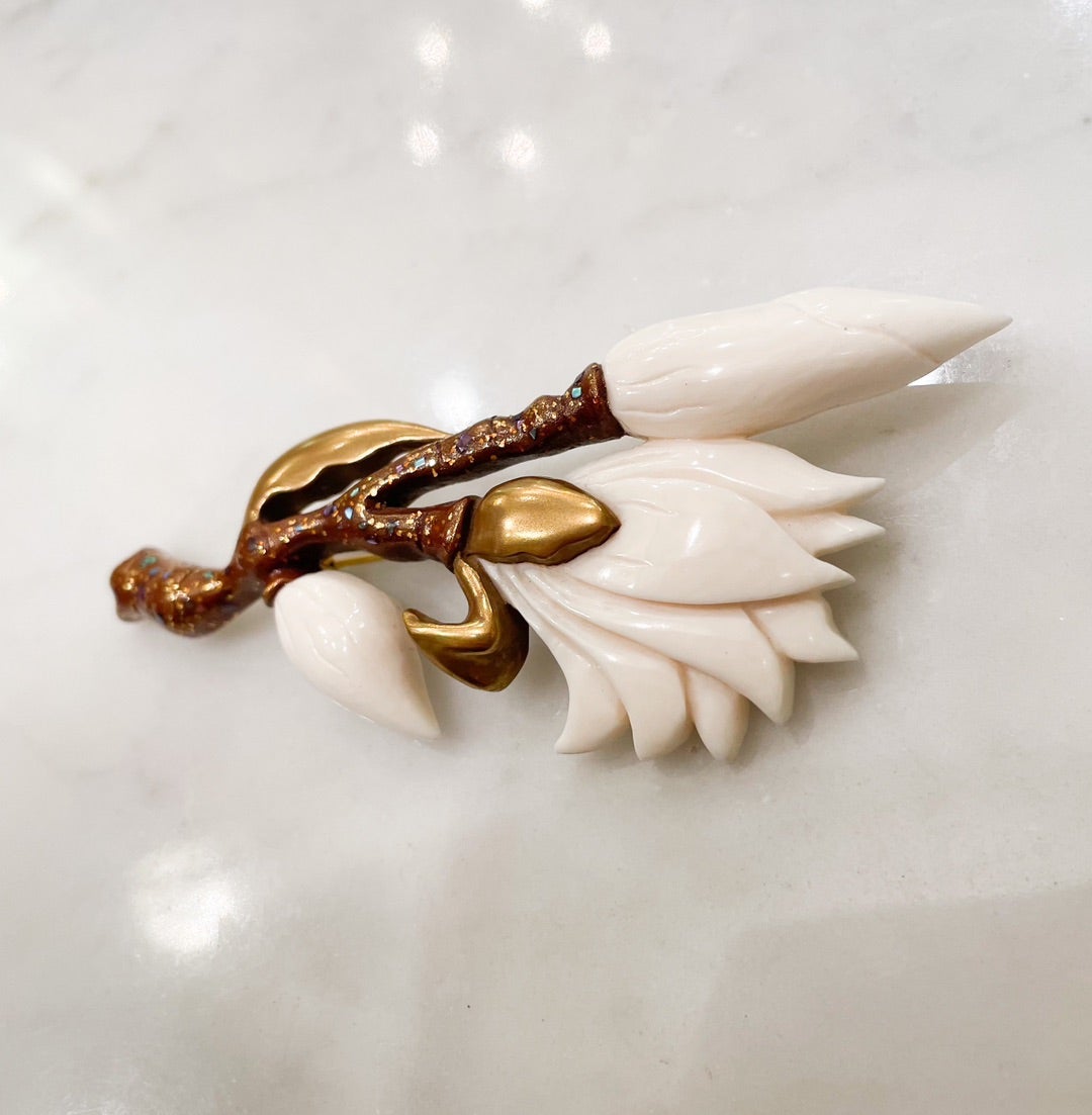 華やかな季節の花咲くブローチ | 10年以上も飽きないアクセサリー in