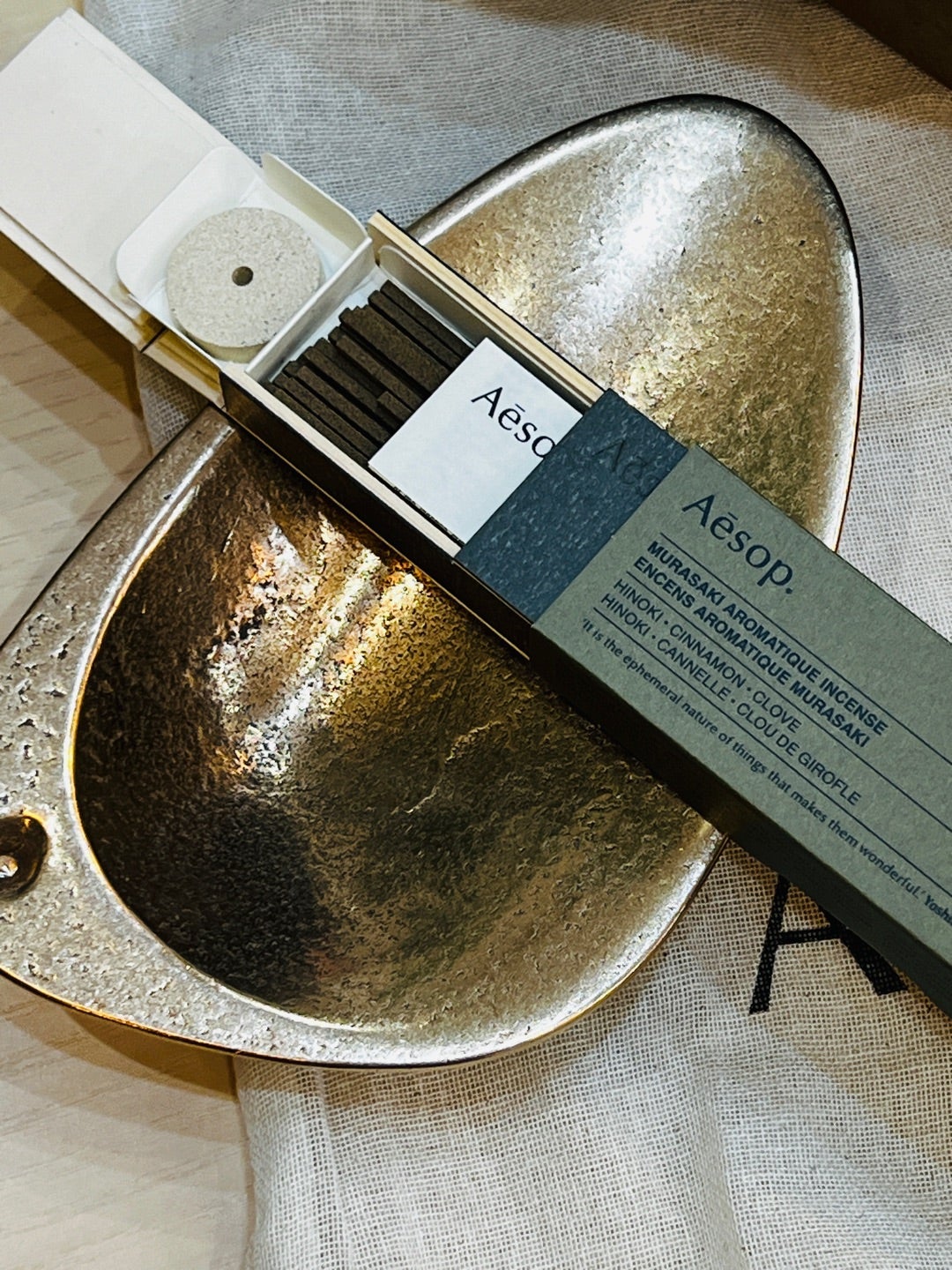 Aesop」フォーゲルスタジオがデザインしたブロンズ インセンス