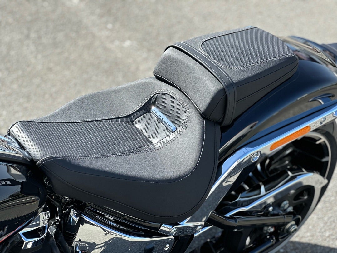 2024 新車 ブレイクアウト（FXBR） ビビッドブラック | ハーレー