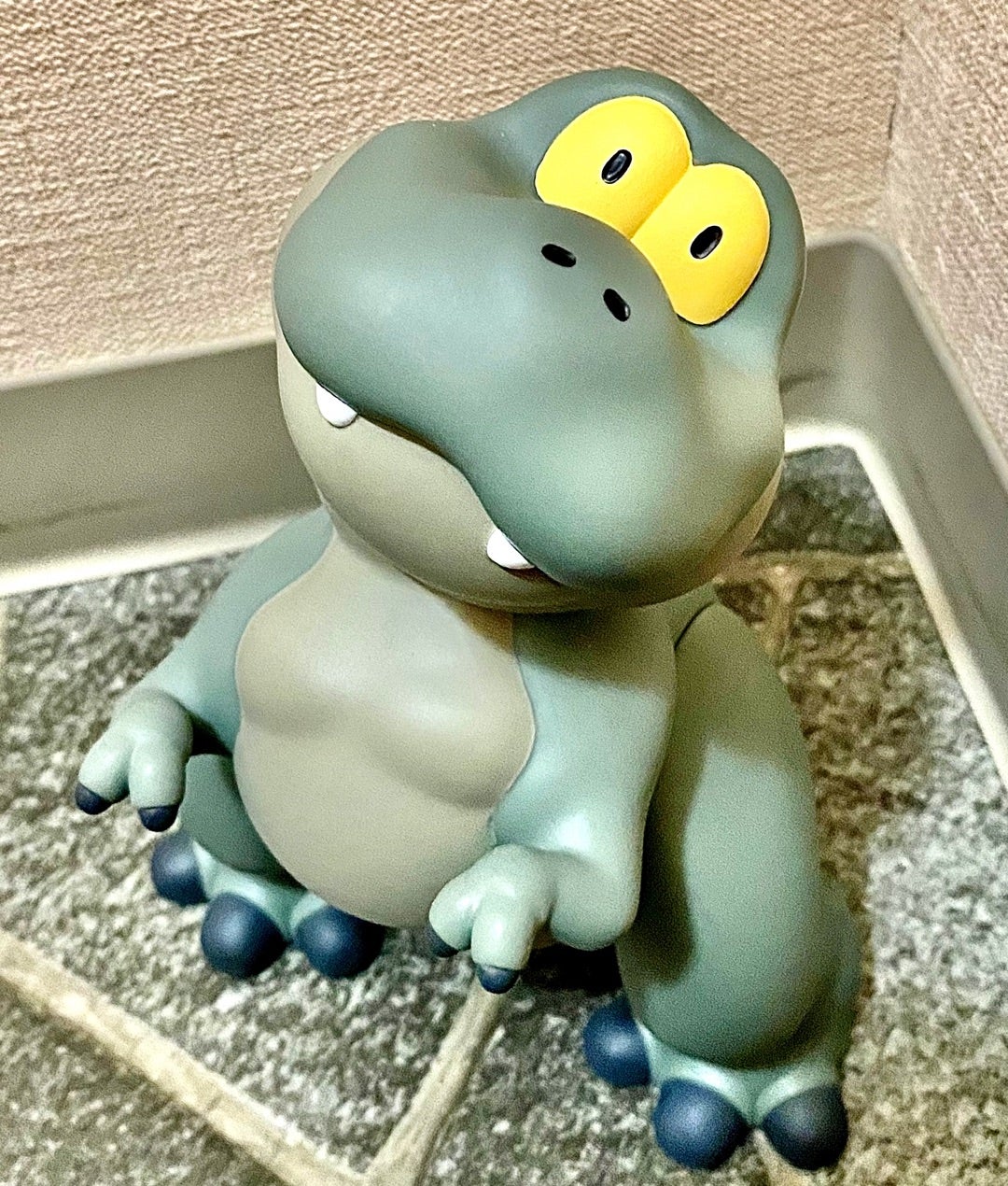 かわいい恐竜 タイニーレックス MONKEY CRAB製ソフビを前に転ばせない