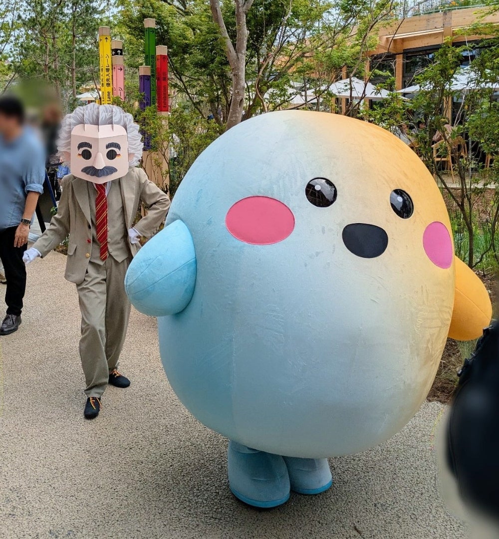 サーキュウーラ(万博ドイツパビリオンのマスコットの青い小さい