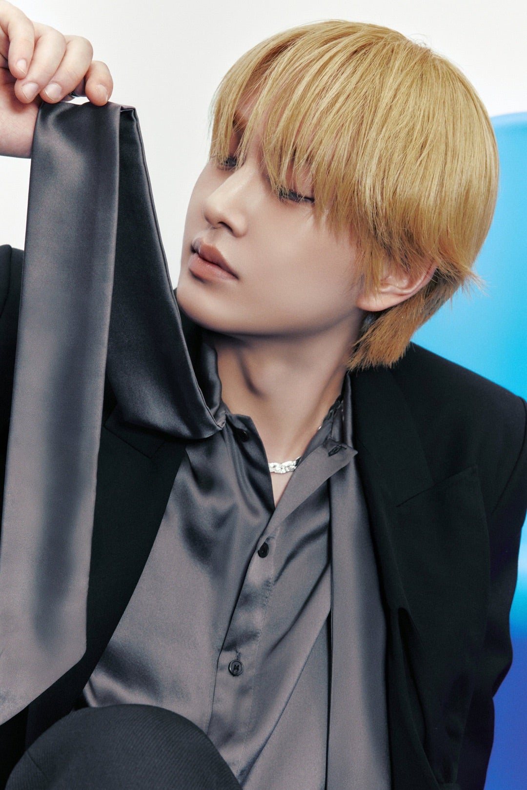 その手に持っているものが気になります オニュ Concept Photo 99% | そ