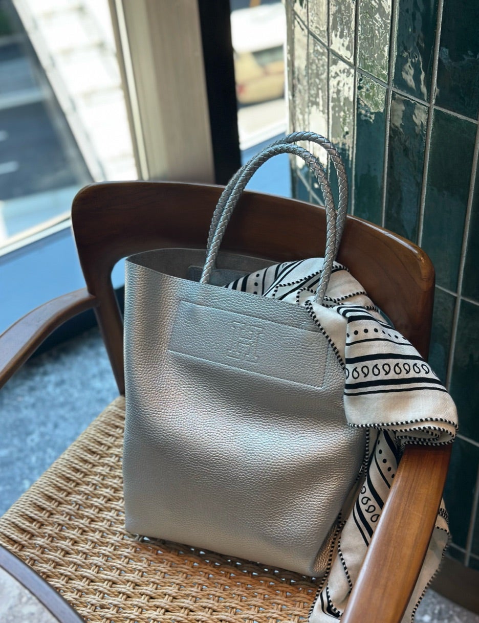 シルバーレザーに一目惚れした名品トート | yoko's sunnyday life