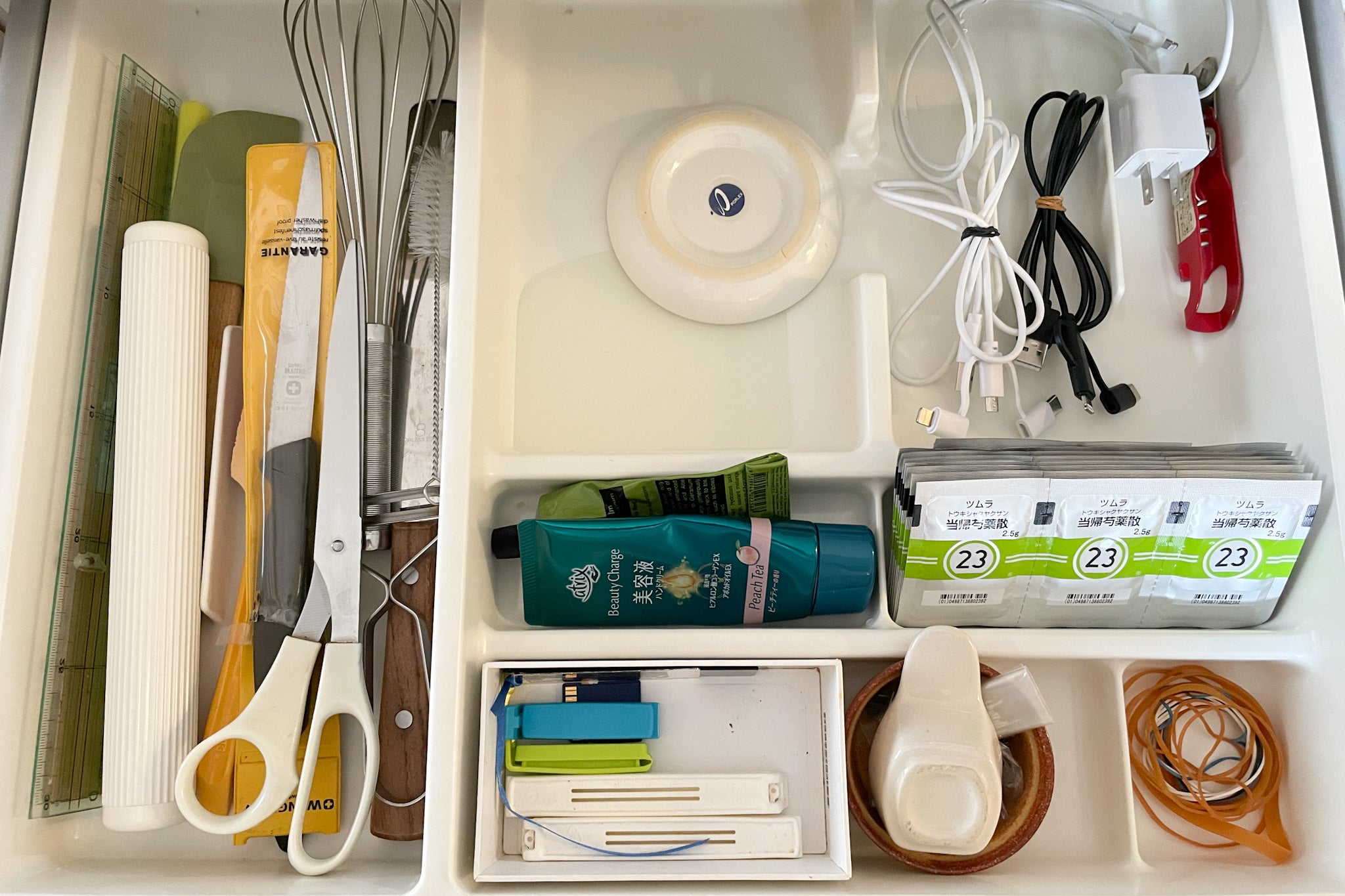 定期的に断捨離する必要がある。50年間培ってしまった癖 | 質感と、黒