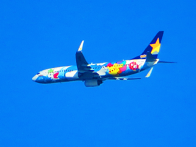 東京湾上空の飛行機 58 特別塗装機 (スカイマーク / ピカチュウ