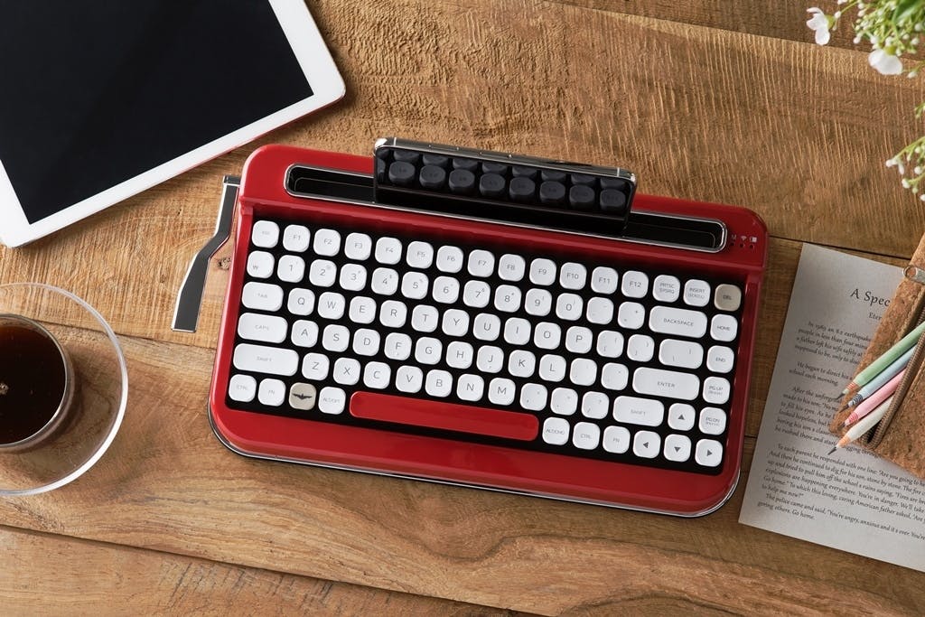 レトロなのにデジタル。タイプライター風ワイヤレスキーボード「PENNA