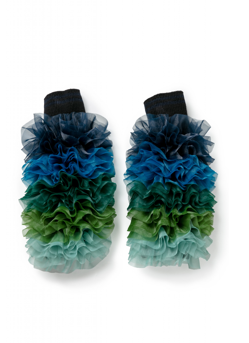 サカイとトモコイズミが夢のコラボレーション！ フリルのバッグや