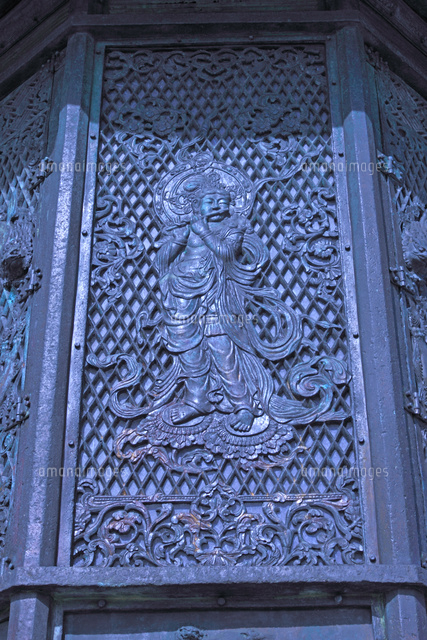 東大寺・金銅八角灯籠の音声菩薩[25801014069]の写真・イラスト素材