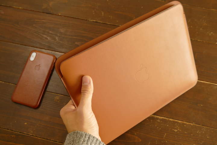 12インチMacBookの純正本革ケースでiPhone Xとお揃いレザーコーデは